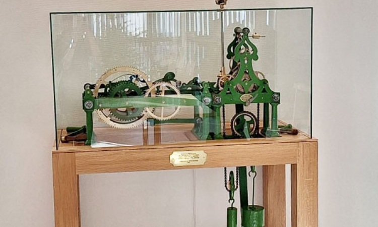 L'horloge Ungerer de Wiwersheim a été installée dans la salle du conseil municipal